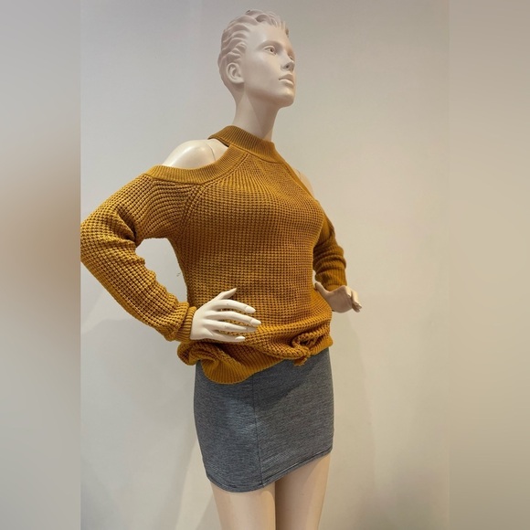 GUESS | Cut Out Shoulder Kailyn Sweater in Medieval Gold Size Medium - Picture 4 of 12